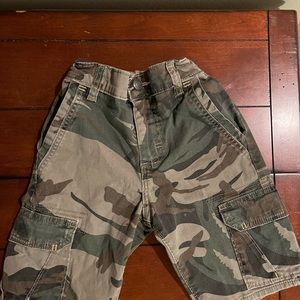 Boys camouflage cargo wrangler boys shorts, size 6, color green, gently used